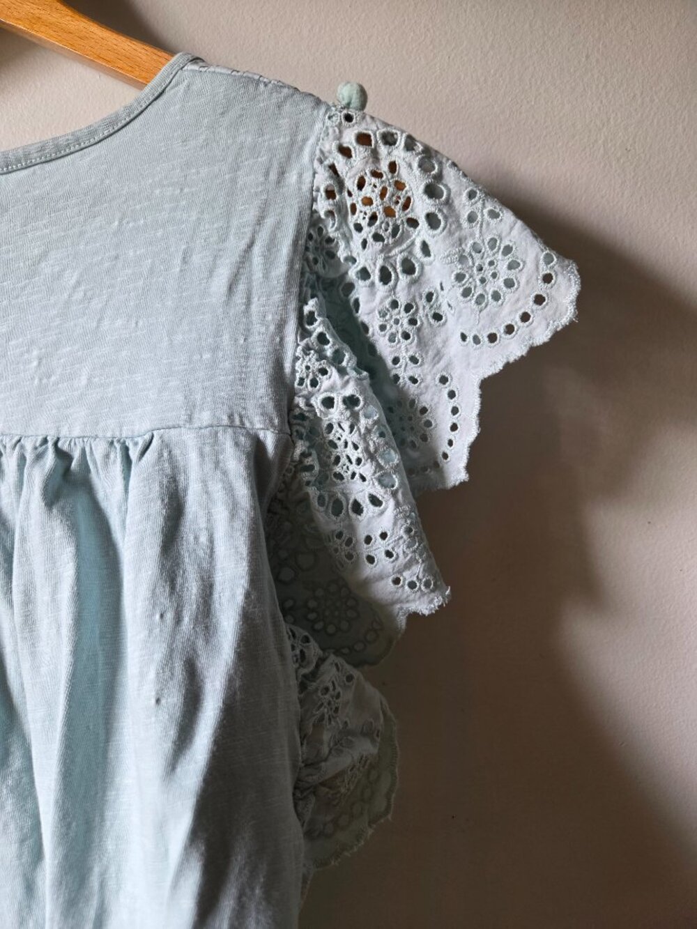 EUC J CREW COTTON BABY BLUE FLUTTER SLEEVES BRODERIE ANGLAISE TOP SIZE M - Picture 9 of 14
